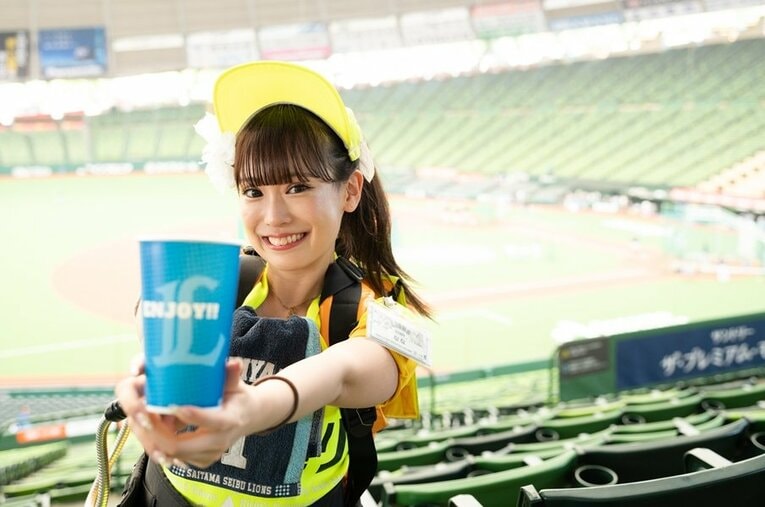 菜々さんはベルーナドームのビールの売り子として“殿堂入り”した実績の持ち主だ ／ photograph by Tadashi Hosoda