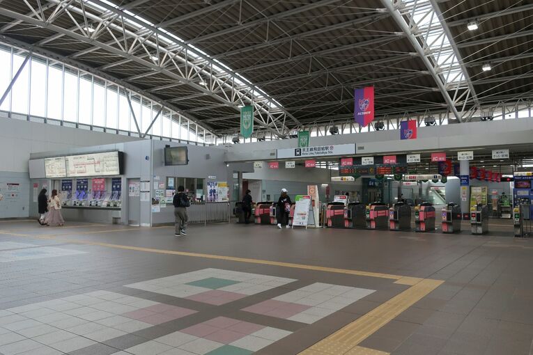平日の昼間。飛田給駅に人はまばらである
