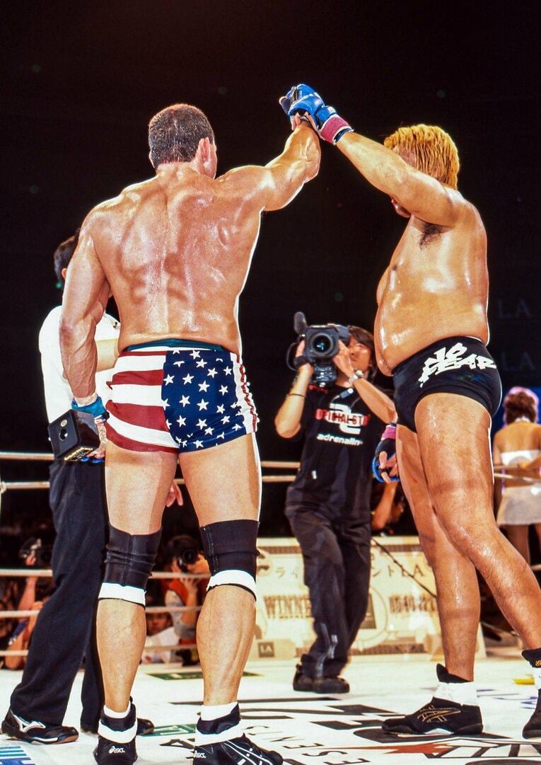 試合後、健闘を称え合う両者