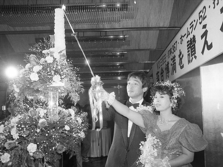 2度目の三冠王を獲ったあと、1985年12月の結婚披露宴で。キャンドルに火をともすタキシード姿の落合と信子夫人　©Sankei Shimbun