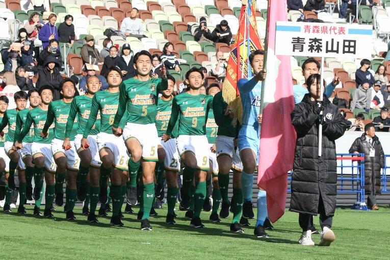 開会式では青森の名産りんごを手に入場した青森山田イレブン。初戦は31日、激戦区・福岡を勝ち進んできた飯塚高と対戦する　©︎Takahito Ando