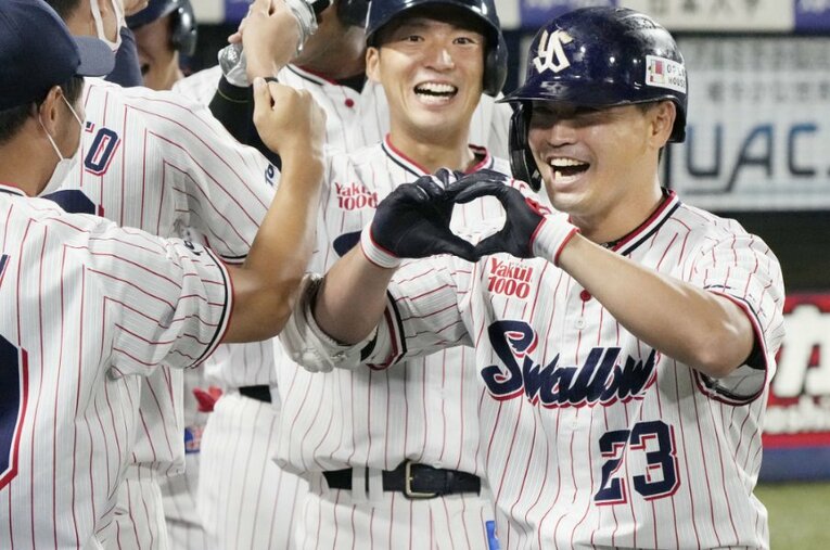 39歳、プロ生活18年目のシーズンを主力として戦い抜いた青木。優勝決定時点で121試合に出場し、打率.258、9本塁打などの活躍を見せた ／ photograph by KYODO