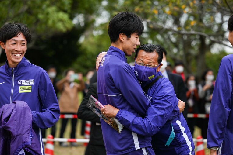 田澤と抱擁を交わす大八木監督　©Nanae Suzuki