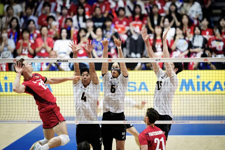 宮浦健人、山内晶大、甲斐優斗（VNLベルギー戦）©Volleyball World