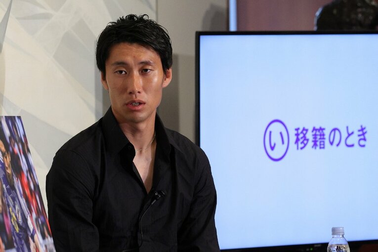 7月3日文藝春秋で開催されたトークショーで移籍について語る鎌田（全4枚の2枚目。トークショー動画はNumberPREMIERでご覧になれます）　　©︎Shigeki Yamamoto