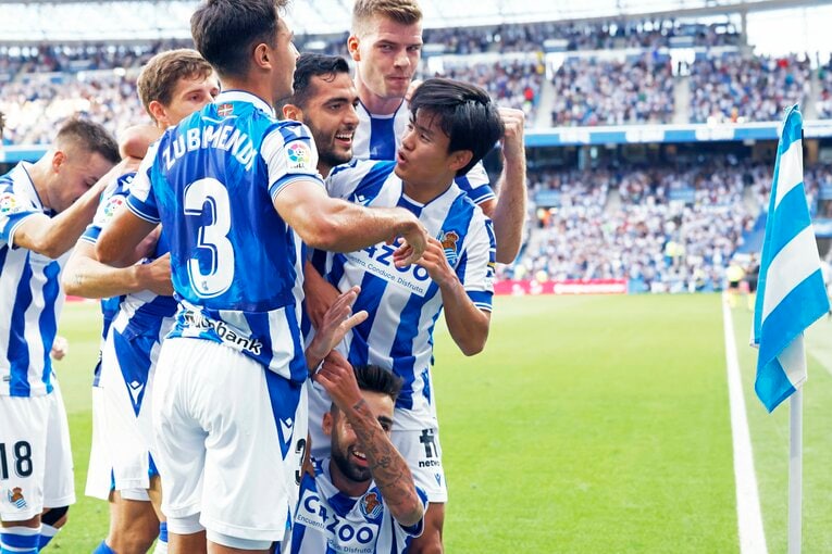 「KUBOコール」や「武房、シャツくれませんか」日本語メッセージの少年、猛プレスに感謝のハグ…“久保建英リーガ100戦目の進化”を撮った(47)