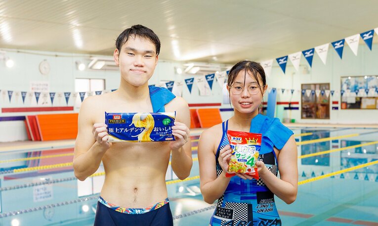 参加者全員に贈られたニップンの商品を手にした碧空さん（高2・左）と心菜さん（高1）