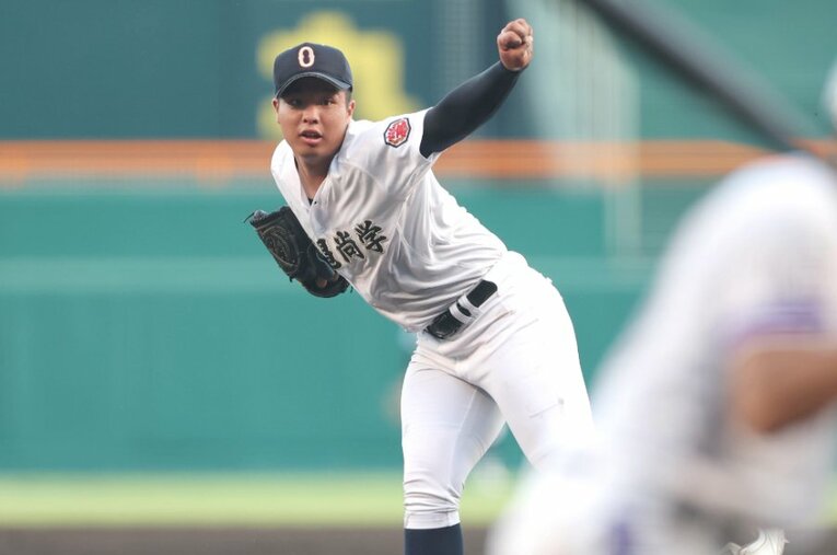 1回戦で金足農業を完封した沖縄尚学の末吉良丞（2年生）。14奪三振の快投だった ／ photograph by Sankei Shimbun