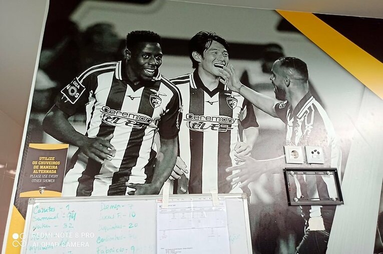 ポルティモネンセのクラブ内施設には中島翔哉の写真が大きく飾ってある ／ photograph by Hiroaki Sawada