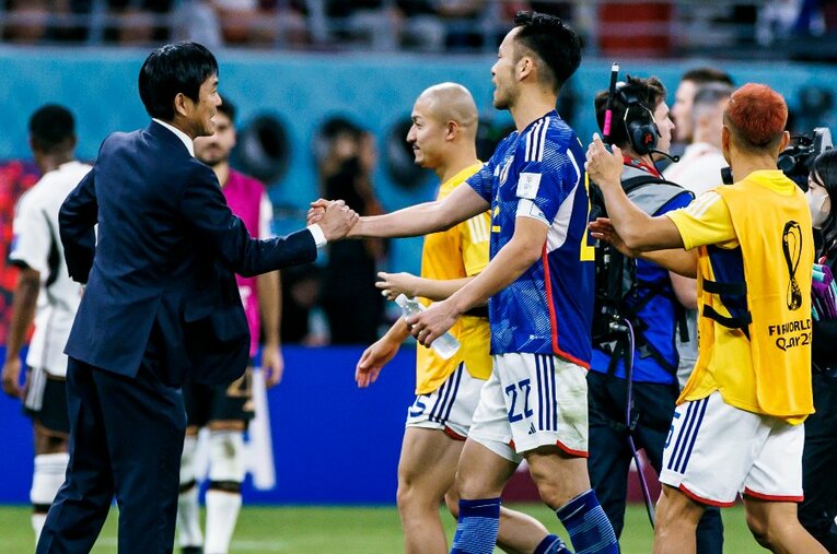 ドイツ戦勝利後、がっちりと握手を交わした森保一監督と吉田麻也 ／ photograph by Kiichi Matsumoto/JMPA