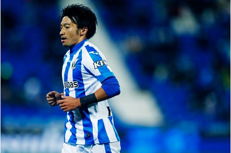 柴崎岳vs岡崎慎司が《ユニフォームを引っ張ってバチバチ》 撮影カメラマンが凍えそうな雨中で捉えた“熱いバトル”の瞬間(17)