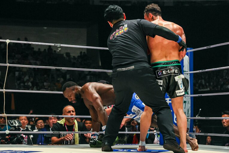 木村“フィリップ”ミノルのパンチでロクク・ダリが失神した危険なシーン　©RIZIN FF Susumu Nagao