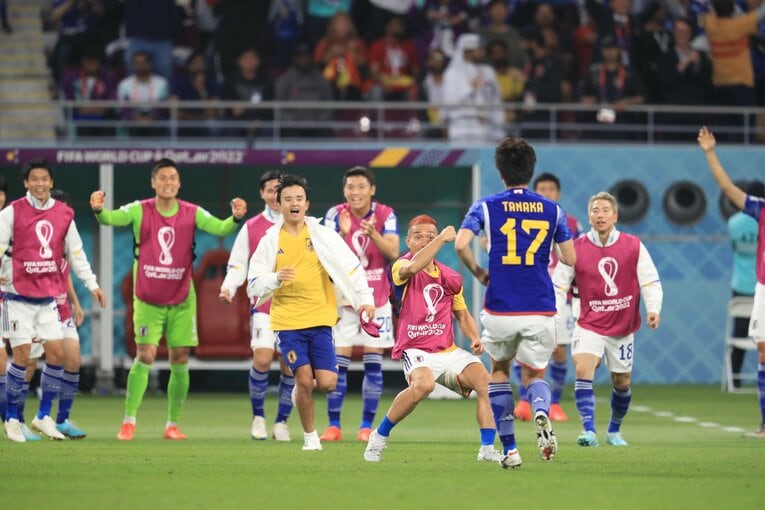 喜ぶ田中碧が向かったのは長友ほか控えメンバーのいる方向へ（奇跡のゴールシーン　42／57）　©Kazuo Fukuchi/JMPA