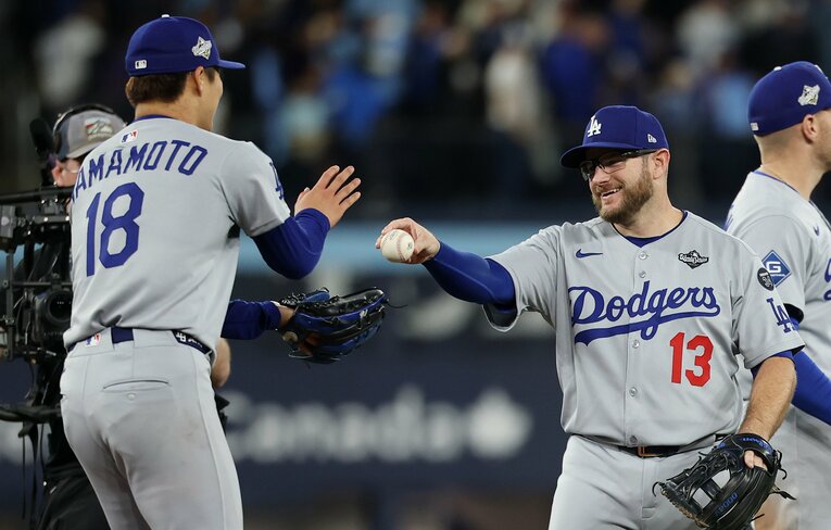 完投勝利の由伸にマンシーがウイニングボールをプレゼント　©ROBERT GAUTHIER,Los Angeles Times