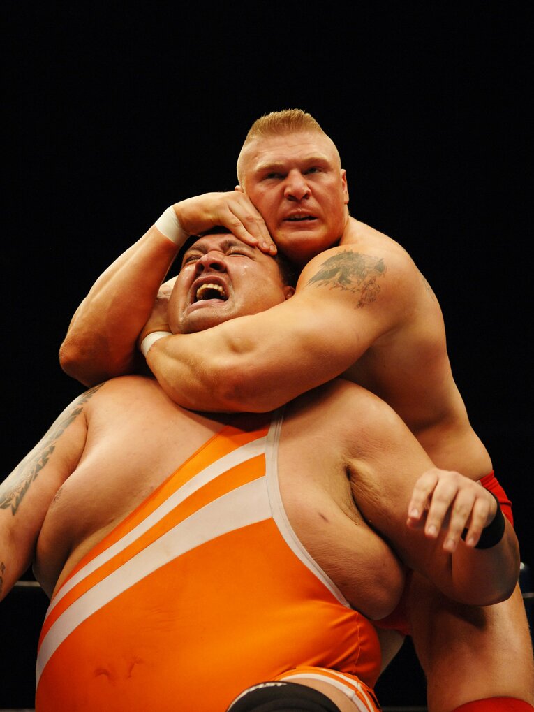 曙をスリーパーホールドで攻めるブロック・レスナー　©Essei Hara