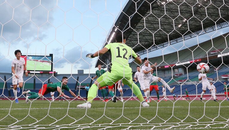 前半22分、メキシコ2点目のゴールを決めるバスケス（左から2人目） ©JIJI PRESS