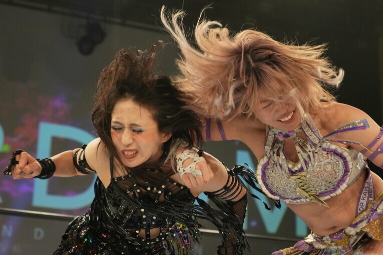 上谷沙弥にエルボーを打ち込む中野たむ　©Essei Hara