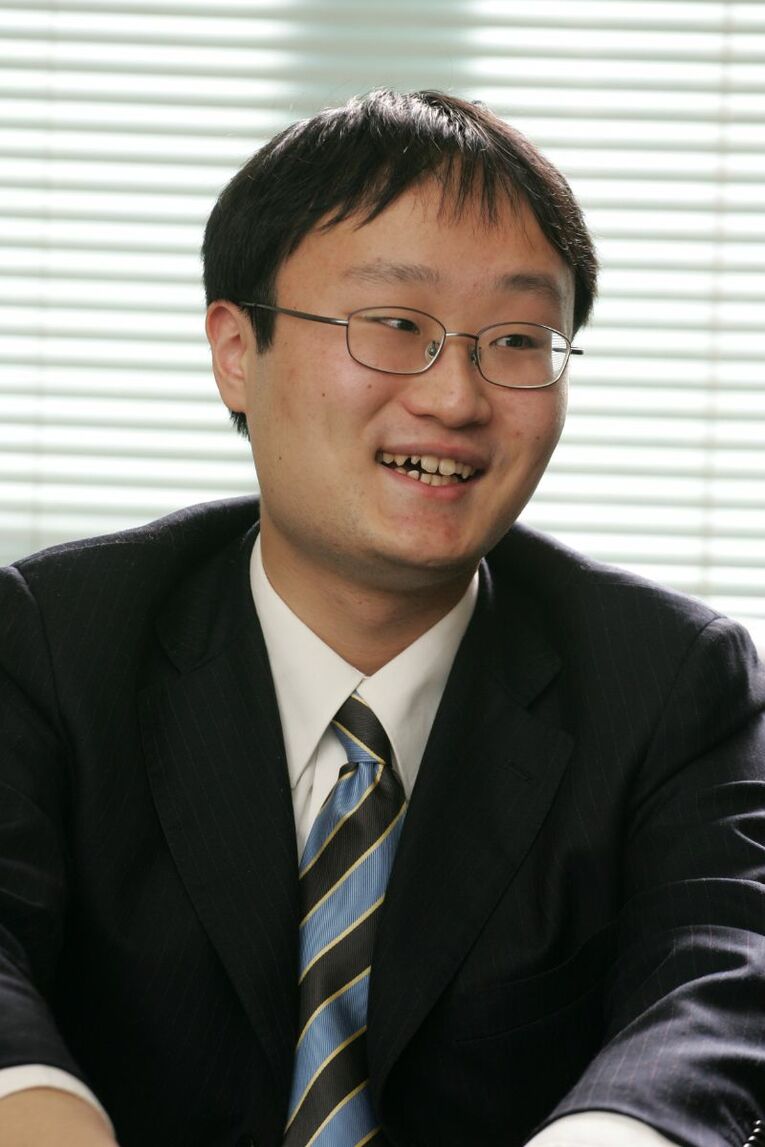 渡辺明三冠が20歳竜王になった直後（2005年1月撮影） ／ photograph by Bungeishunju