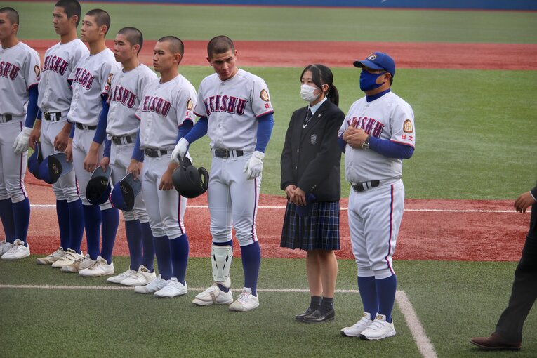 選手たちと共に整列する田中マネージャー　©Yu Takagi