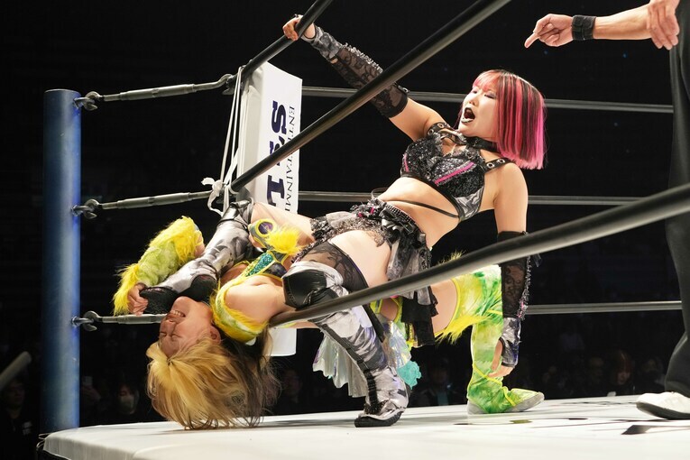 ロープ越しに羽南を痛めつける吏南　©Essei Hara