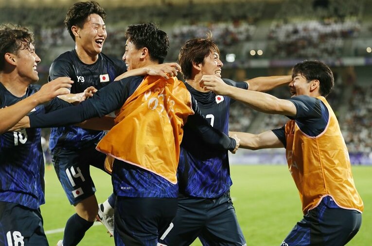 マリ戦、決勝ゴールに会心の表情を浮かべる山本理仁（7番）ら日本代表イレブン。トルシエもこのチームを高く評価している ／ photograph by Mutsu Kawamori