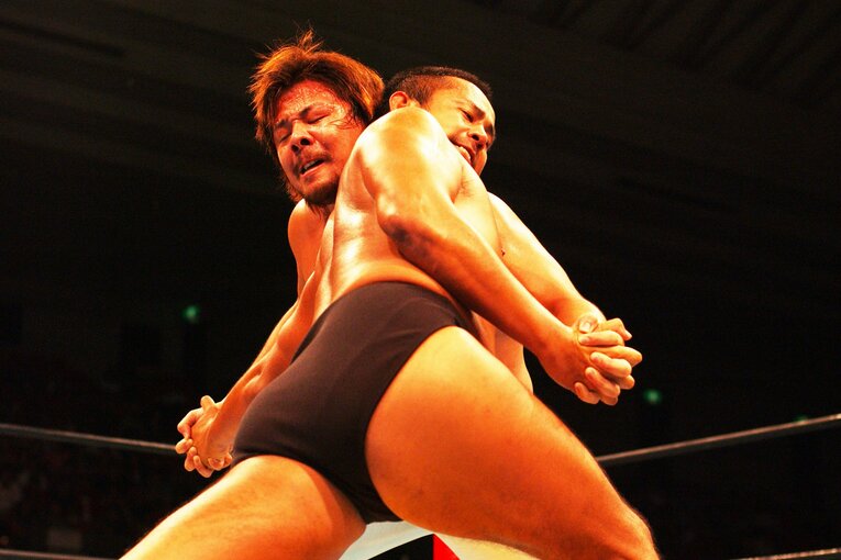 中邑真輔と戦う西村修。2003年8月28日　©Essei Hara