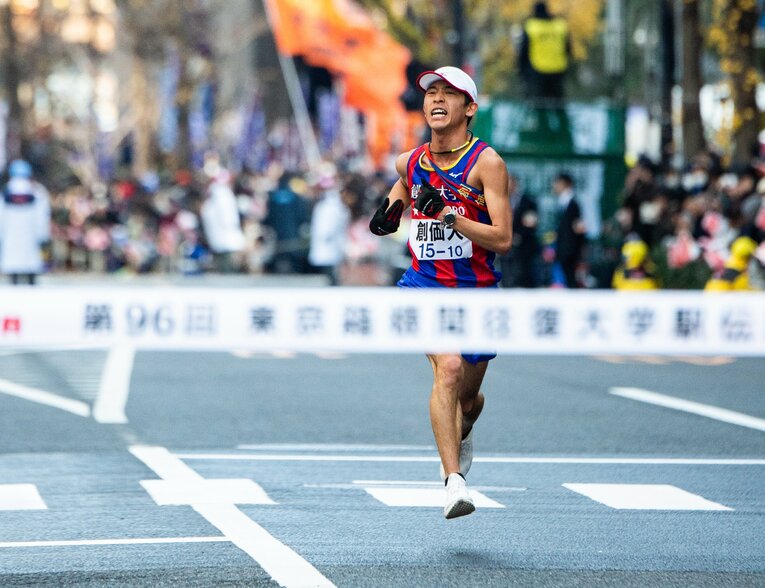 2020年の箱根駅伝、真っ白のシューズで最終10区を区間賞で走り切った嶋津雄大選手（創価大）　©Nanae Suzuki