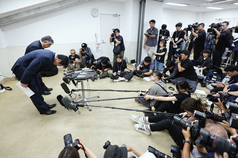 出場辞退に関する記者会見で深々と頭を下げる広陵の堀正和校長　©JIJI PRESS