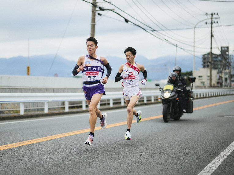 序盤は並走するシーンもあった高校の後輩でもある中大の岡田開成もすぐに突き放した　©Yuki Suenaga