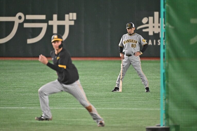 選手と絡まず練習を見つめる岡田監督　©︎Hideki Sugiyama