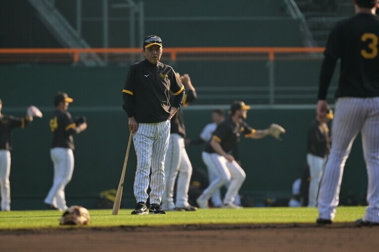 練習を見守る岡田監督　©︎Hideki Sugiyama