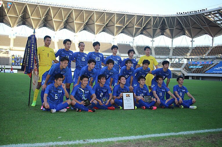 千葉県代表の座を射止めた市立船橋。主将・石田は敗れた流経大柏へ感謝の言葉を述べた ／ photograph by Takahito Ando