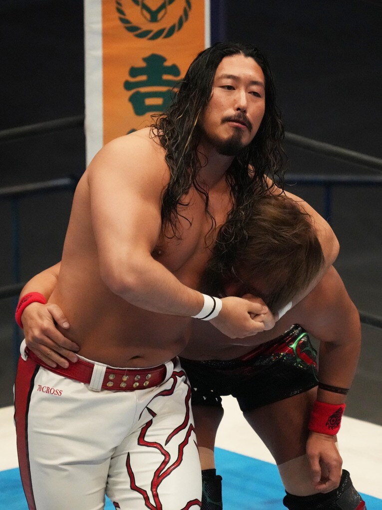 辻陽太も内藤哲也にヘッドロックで返す　©Essei Hara