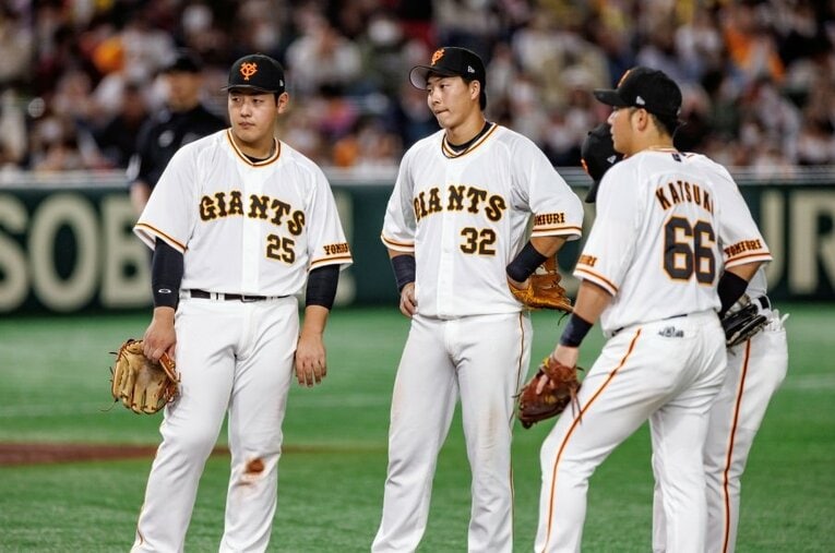 昨年、田口麗斗投手とのトレードでヤクルトから巨人に入った廣岡（32番）。坂本に匹敵する守備力をつけることはできるか？ ／ photograph by Kiichi Matsumoto