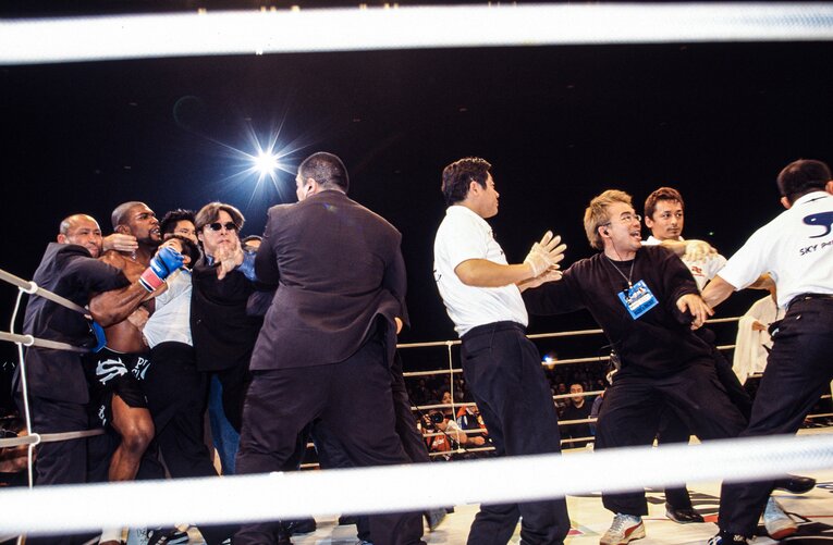 怒りを爆発させる両者を必死で引き離すスタッフやセキュリティ　©Susumu Nagao