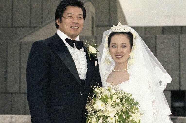 藤波辰爾と伽織夫人。1981年、東京カテドラル聖マリア大聖堂にて ／ photograph by 東京スポーツ／アフロ