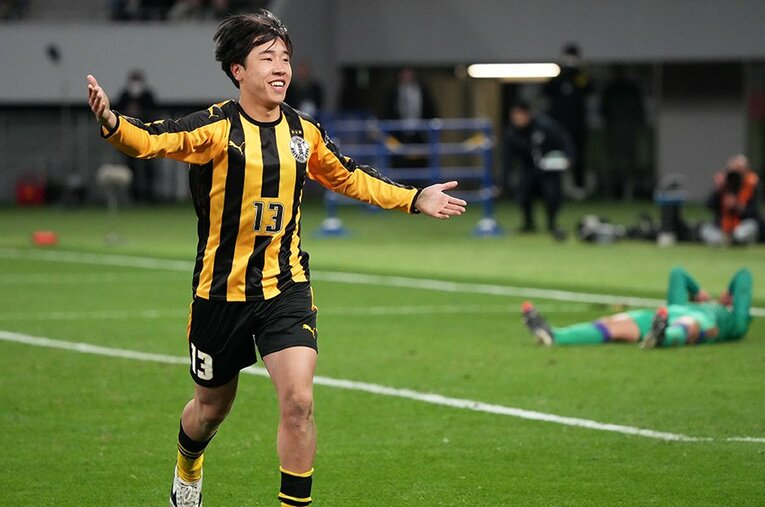 前橋育英と流通経済大柏の白熱した決勝戦。全国高校サッカー選手権には独特の磁力がある ／ photograph by Koji Watanabe/Getty Images