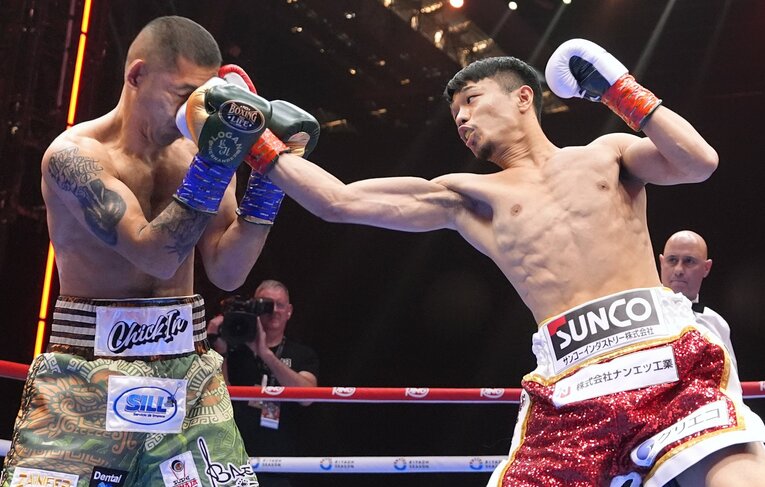 独特な軌道でガードの隙間を縫う中谷潤人のロングアッパー（2枚目／全2枚） ©Naoki Fukuda