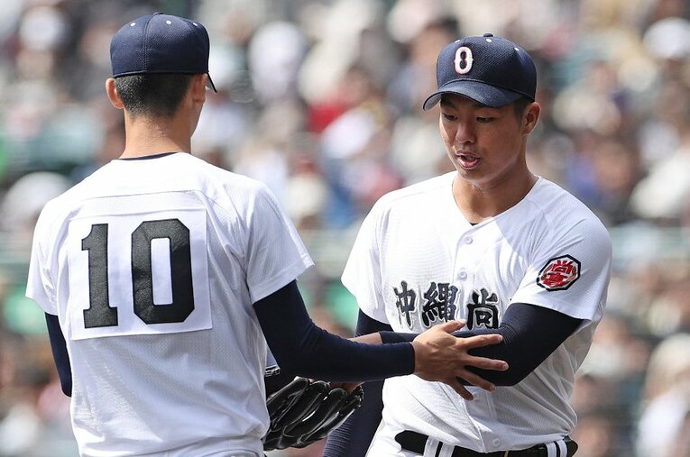 センバツ1回戦で帝京に敗れた沖縄尚学。8回途中で逆転され新垣有絃にマウンドを託す末吉良丞 ／ photograph by JIJI PRESS
