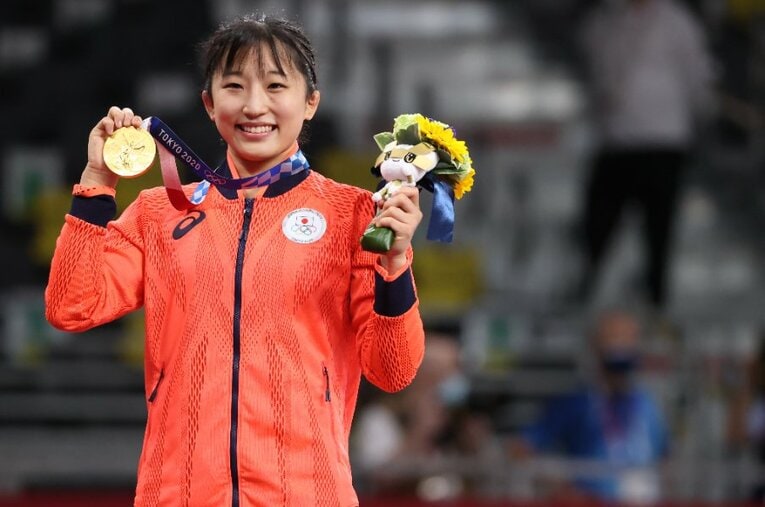 レスリング女子50kg級にて圧倒的な強さで金メダルを獲得した須崎優衣。 ／ photograph by JMPA