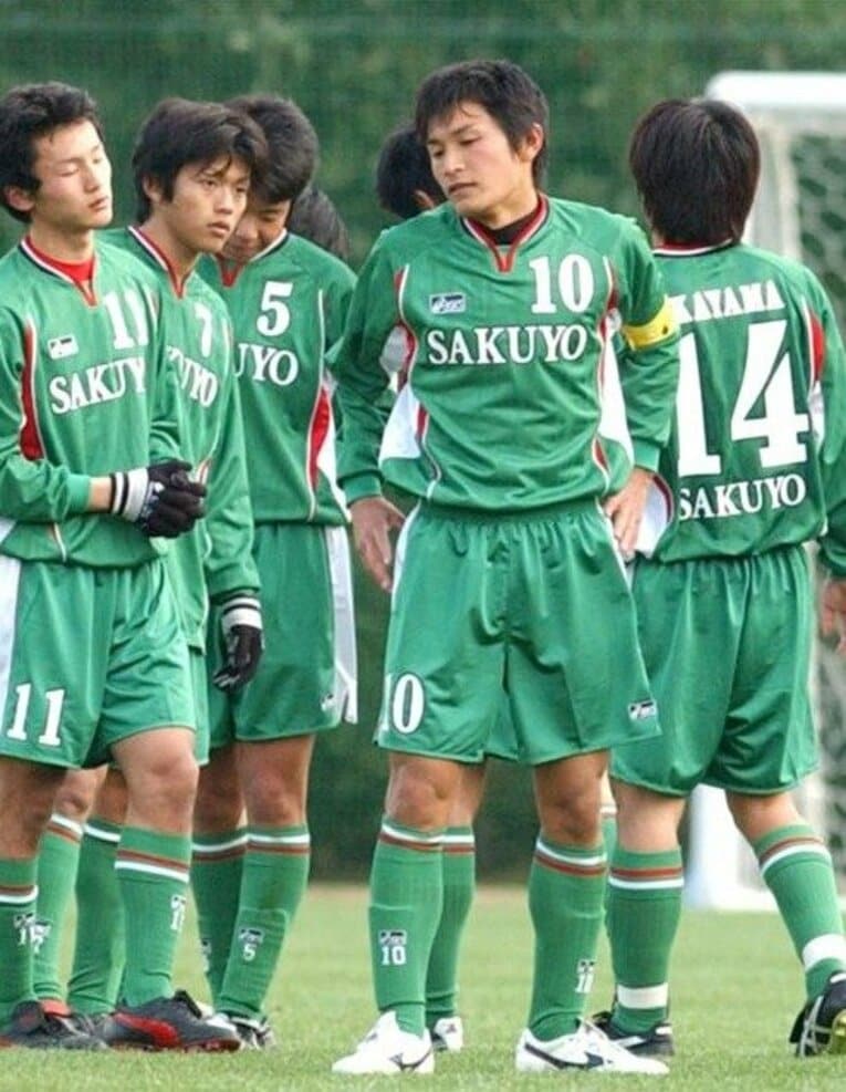 誤審によって選手権出場を逃した翌年、青山敏弘（当時高3）はキャプテンとして全国切符を獲得。先輩たちの思いを胸にピッチに立ったが、青森山田にPK戦で敗れて1回戦で姿を消した　©︎KYODO