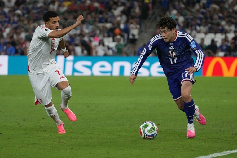 果敢にドリブルを仕掛けるW杯初出場の鈴木唯人　©Masashi Hara