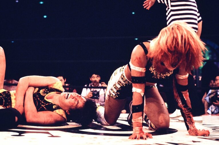1993年4月2日に横浜アリーナで行われた北斗晶vs神取忍。女子プロレス史に残る壮絶な流血戦を制した北斗は、カリスマへとのし上がった　©Essei Hara