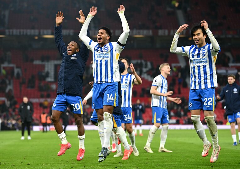 3－1での勝利後、サポーターとのセレブレーション。ルター、エストゥピニャンとともに両手を挙げて喜ぶ　©Getty Images