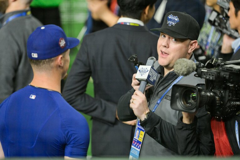 東京ドームで取材をする「ドジャース・ネーション」のダグ・マケイン記者（右）　©Nanae Suzuki