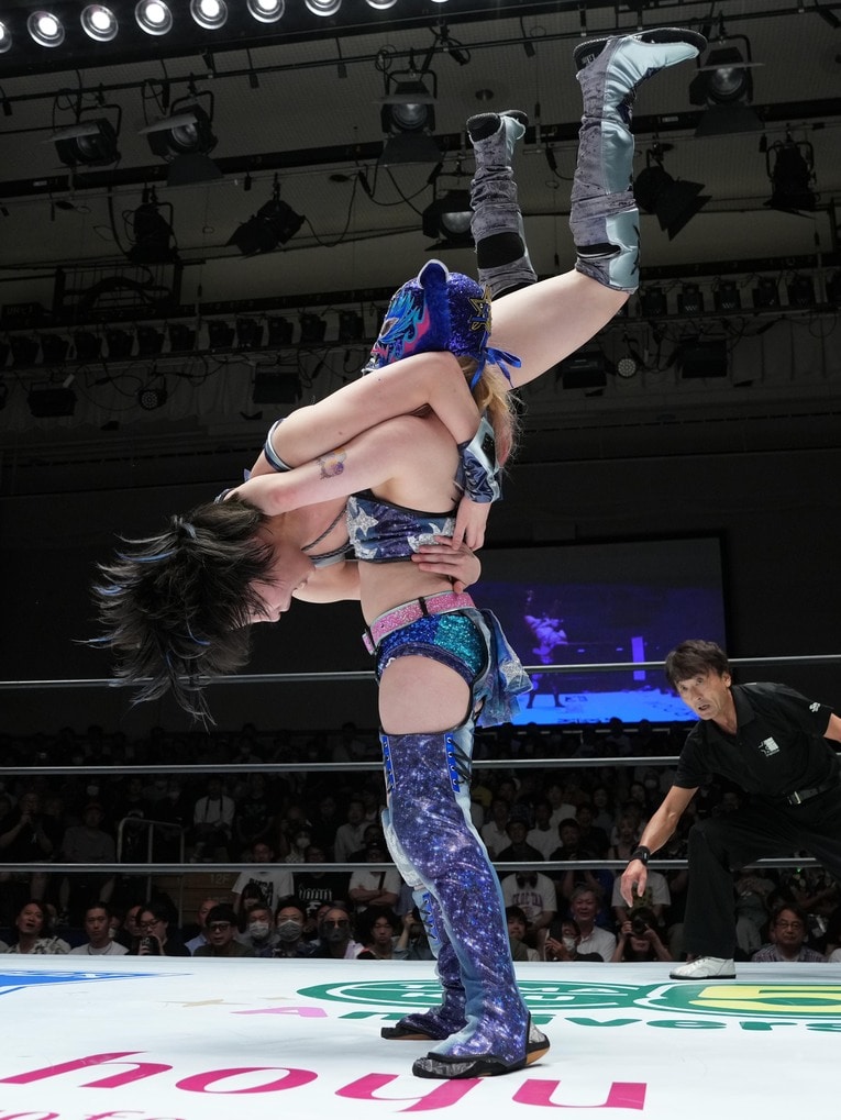 安納サオリを持ち上げるスターライト・キッド　©Essei Hara