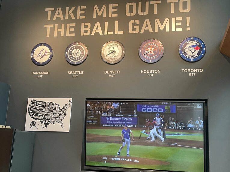 カフェにはテレビモニターと5つの時計が飾られている　©︎Ayako Oikawa