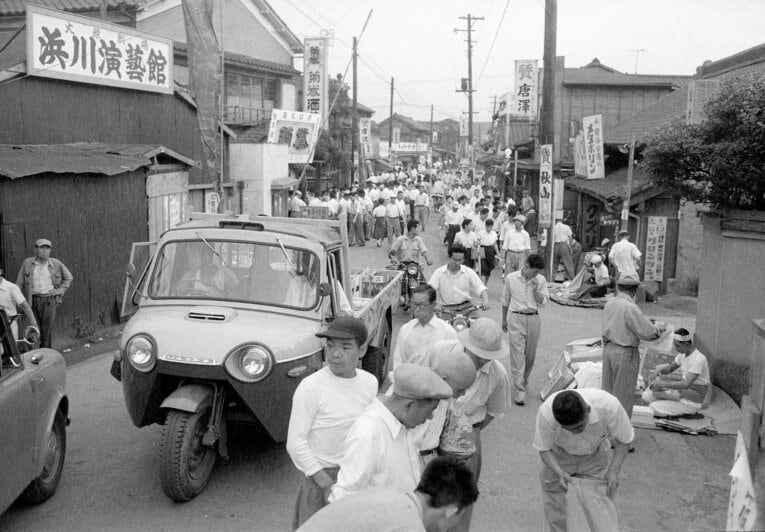 にぎわう船橋競馬場付近の風景（1970年撮影）。競馬場外を行き交う大勢の客とそれを目当てにした露天商ら　©KYODO
