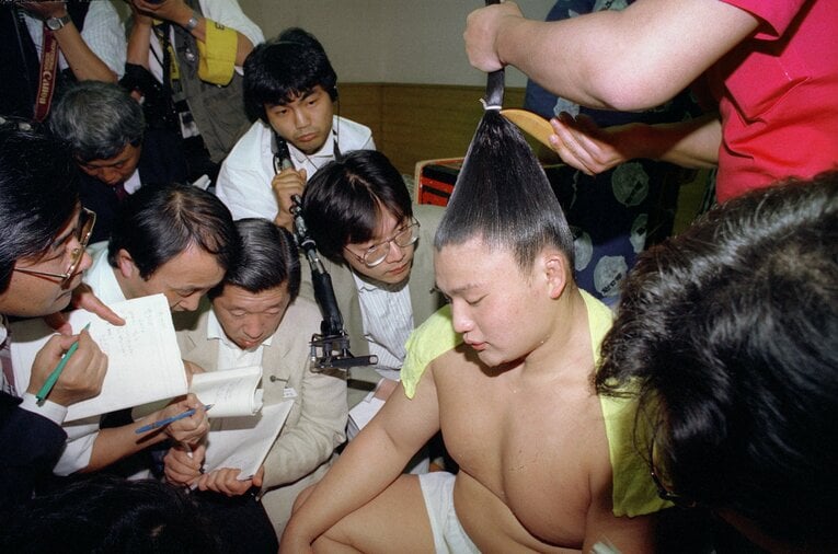 千代の富士を破って史上最年少金星をあげた18歳の貴花田。支度部屋には報道陣が殺到した　©JIJI PRESS