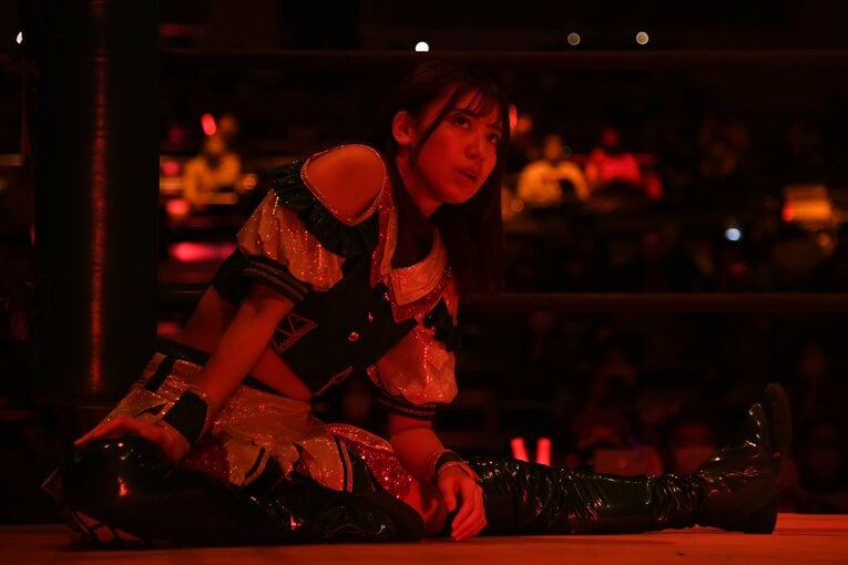 リング上で伊藤麻希の入場を見つめる荒井優希